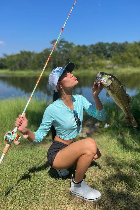 Fishing Photo Ideas, Fishing Outfits For Women Summer, Cute Fishing Outfit For Women, Cute Fishing Outfits, Fishing Outfits For Women, Fishing Photoshoot, Fishing Senior Pictures, Fishing Aesthetic, Country Graduation