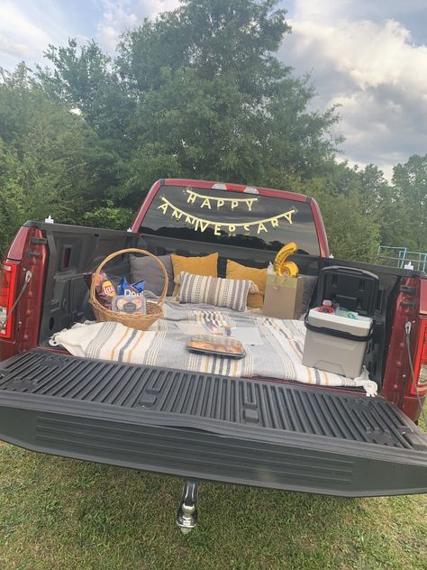 Car Picnic Aesthetic, Truck Bed Date, Truck Interior Accessories, Car Picnic, Cute Dates, Things To Do With Your Boyfriend, Fun Sleepover Games, Movie Birthday Party, Boyfriend Gift Basket