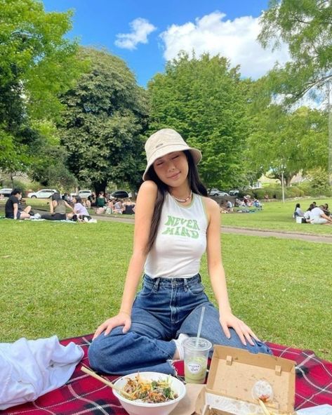 Girly Streetwear, Picnic Outfit Summer, Picnic Photo Shoot, Summer Instagram Pictures, Picnic Pictures, Picnic Outfit, Lake Photoshoot, Picnic Inspiration, New York City Photos