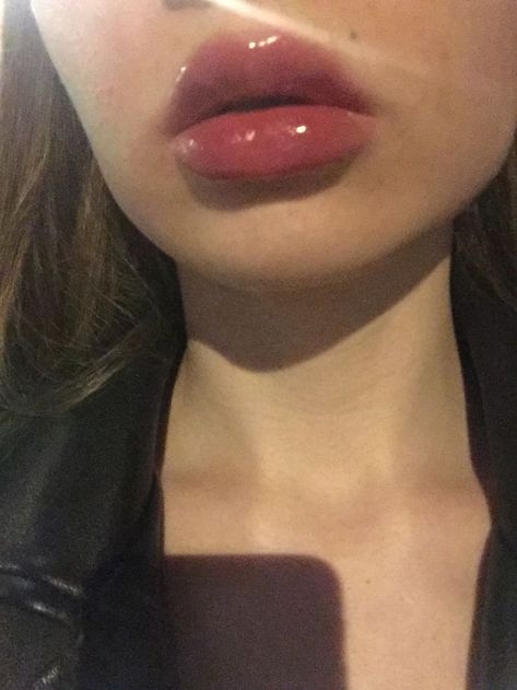 Glossy Lip Balm, Lips Inspiration, Glossier Lip Balm, Juicy Lips, Perfect Lips, Rare Beauty, Lip Fillers, Beautiful Lips, Glossy Lips