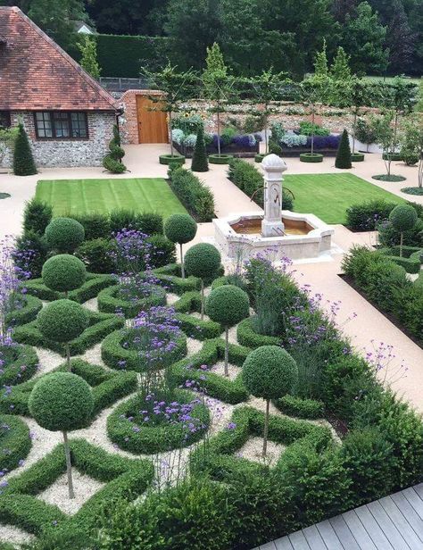 Foundation Landscaping, Modern Gardening, Urban Gardening Ideas, Parterre Garden, Boxwood Garden, English Garden Design, Trendy House, Topiary Garden, Potager Garden