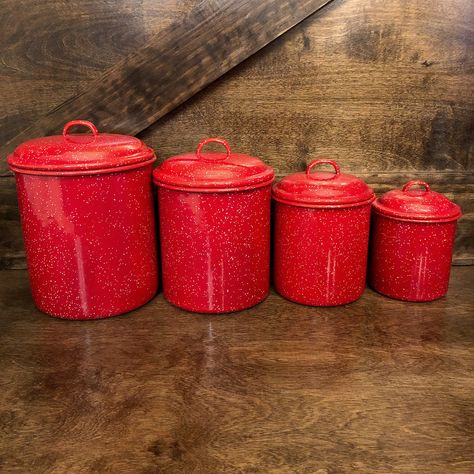 Vintage Kitchen Decor Farmhouse, Red Kitchen Decor, Dream Cabin, Kitchen Decor Inspiration, Kitchen Canister Set, Vintage Canisters, Kitchen Decor Apartment, Interior Design Dining Room, Future Kitchen