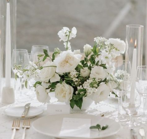 Round Table Centerpieces Wedding, White Rose Centerpieces, White Flower Centerpieces, Round Wedding Tables, White Wedding Centerpieces, Vip Table, Raffles Hotel, White Floral Centerpieces, White Floral Arrangements