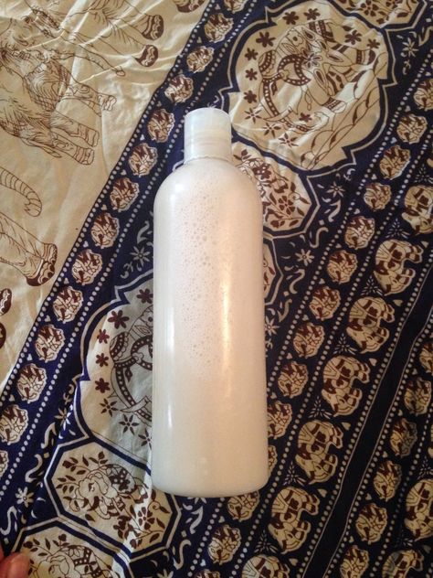 DIY Natural Moisture Rich Shampoo! This is great for curly hair! Homemade Curly Hair Shampoo, Diy Shampoo For Dry Hair, Natural Shampoo For Curly Hair, Diy Shampoo For Curly Hair, Shampoo Diy, Shampoo Recipe, Homemade Shampoo, Homemade Hair, Diy Shampoo