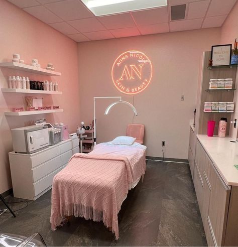 At Home Studio Ideas, Teeth Whiting Room Decor, Esthetician Studio Pink, Facial Spa Room Ideas Modern, Lip Filler Room Decor, Pink Spa Esthetic, Home Based Lash Room, Small Pmu Studio Ideas, Esthetician Room Pink