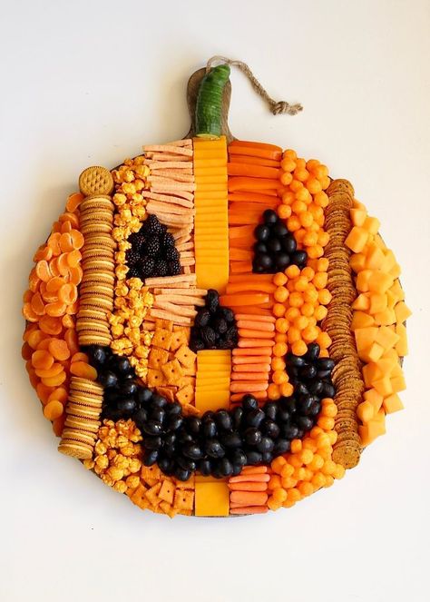 Halloween Food For Party Vegetarian, Spooky Board Food, Cute Halloween Recipes, Charspookerie Board, Halloween Food Ideas For Parties Snacks, Snack Halloween, Indoor Halloween Decor, Pumpkin Snack, Outside Halloween Decorations