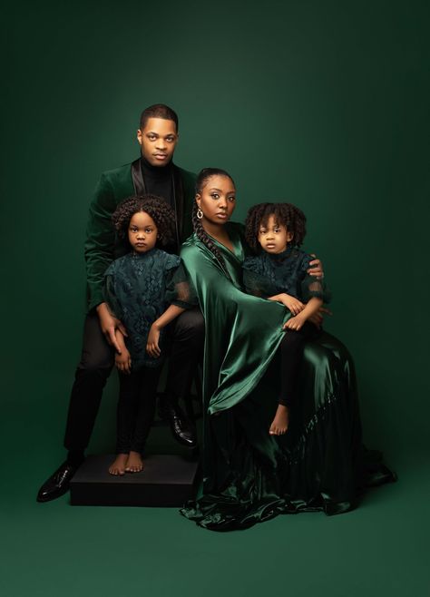 Family Photoshoot Portrait, Family Glam Photoshoot, Family Photos Elegant, Black Tie Family Portrait, Holiday Family Picture Ideas, Emerald Family Photos, Family Of 3 Portrait Poses, Family Portrait Black Outfits, Family Portrait Photoshoot