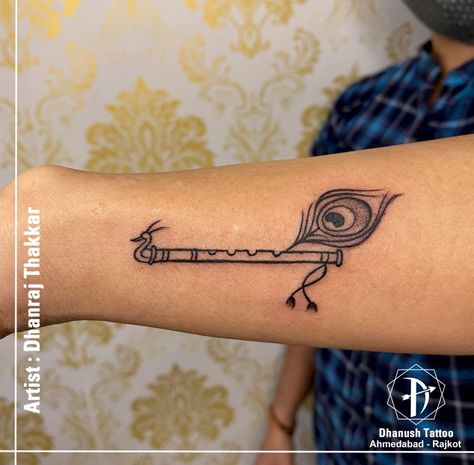 Bansuri Mehndi Design, Flute And Feather Tattoo, Krishna Basuri Tattoo, Flute Tattoo Designs For Women, Basuri Flute Tattoo, Flute With Peacock Feather Drawing, Basuri Krishna Flute Tattoo, Flute Tatoos, More Pankh Tattoo