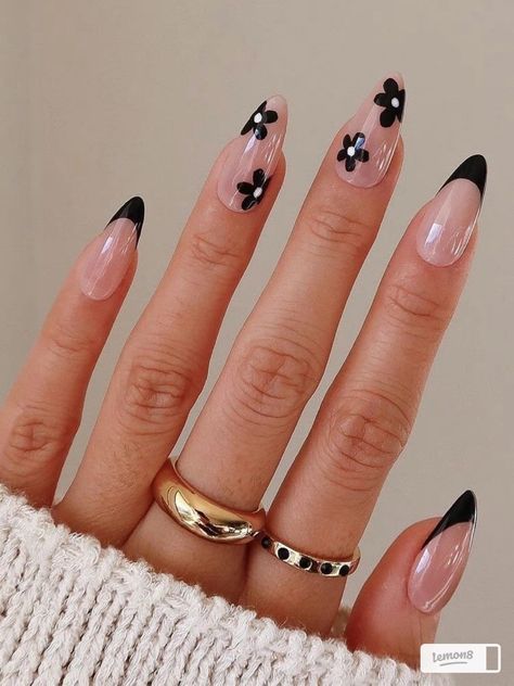 Simple Black Almond Nails, Black White Nails Designs Simple, Homecoming Nail Ideas Almond, Mail Inspo Almond, Long Press On Nails, Nude Nail Designs, Black Nail Designs, Peinados Fáciles Para Cabello Corto, Trendy Nail Art