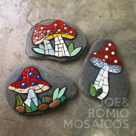 Easy Mosaic, Mosaic Tiles Crafts, Mosaic Art Diy, Mosaic Rocks, Mosaic Pots, Mosaic Flower Pots, Mosaic Garden Art, Mosaic Art Projects, Mosaic Tile Art