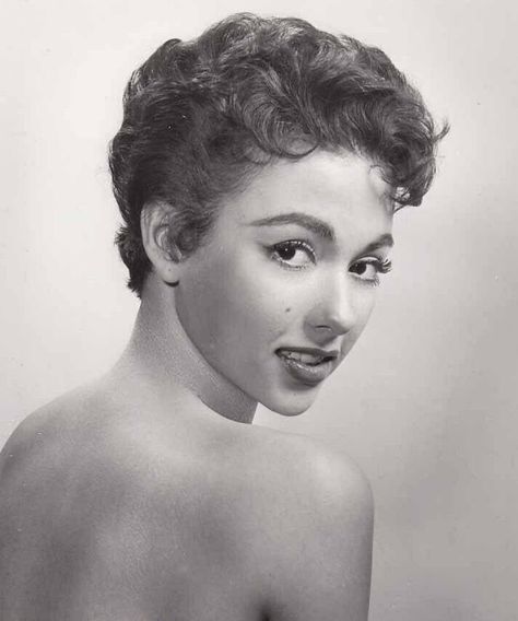 Rita Moreno Makeup, Old Hollywood Headshots, Rita Moreno Hair, Fifties Hairstyles, Puerto Rican Celebrities, Puerto Rican Actresses, 50’s Aesthetic, Human Drawing Reference, Hollywood Women