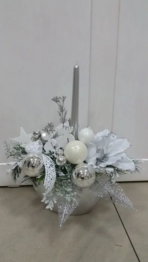 Christmas Table Decorations Ideas, Table Decorations Ideas, Christmas Centers, Christmas Candle Decorations, Christmas Flower Arrangements, Christmas Floral Arrangements, Christmas Centerpieces Diy, Christmas Centerpiece, Christmas Arrangements