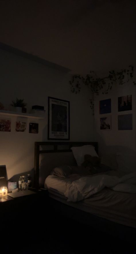 Room Aesthetic Dark, Eggs And Soldiers, Nice Rooms, Cozy Bedrooms, Tidy Room, Room Dark, Music Studio Room, Cosy Room, Pretty Pics