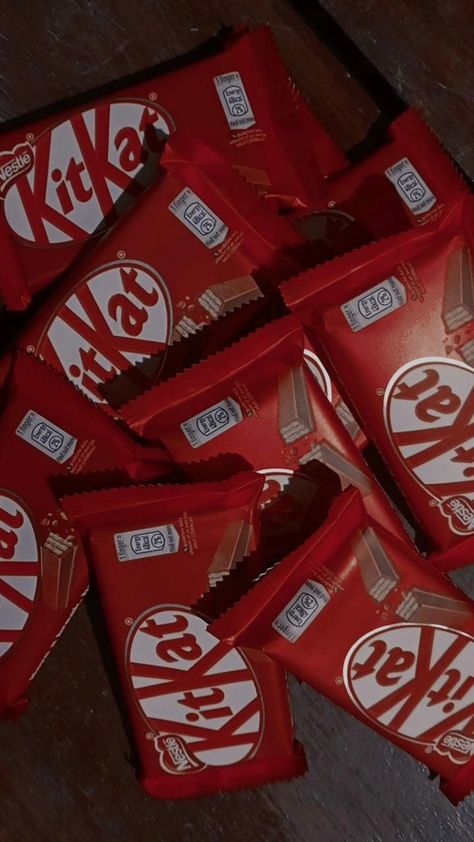 Kit Kat Snap, Kit Kat Aesthetic, Kit Kat Chocolate Pics, Kitkat Snap, Snap Steaks, Ramzan Video, Kit Kat Chocolate, Cute Song Quotes, Aesthetic Chocolate