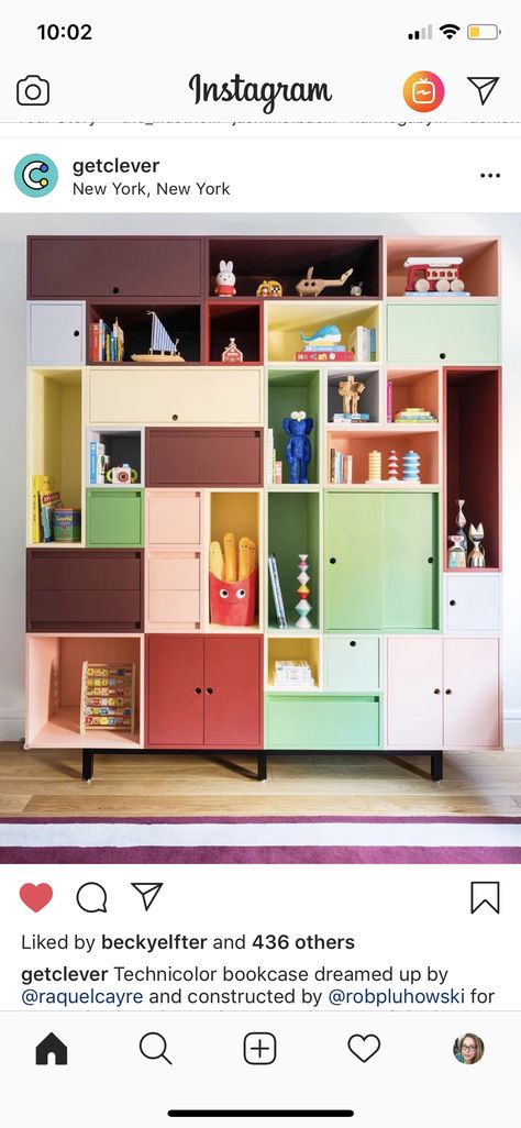 @raquelcayre and @roboluhowski Accounts To Follow On Instagram, Colorful Bookshelf, Kids Cabinet, Interior Design Instagram, Colorful Storage, Bookshelves Kids, Follow On Instagram, Recycled Furniture, Best Interior Design