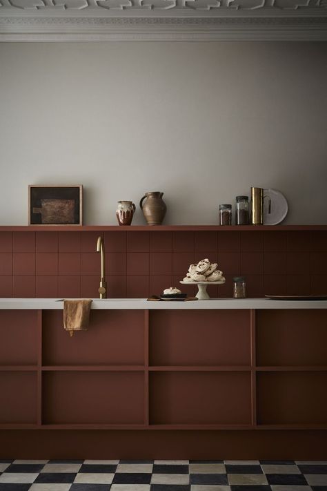 Kitchen units – Muscovado™ 343. Intelligent Eggshell Tiled splashback – Muscovado™ 343. Intelligent Eggshell (over Intelligent ASP) Wall – Slaked Lime - Dark™ 151. Intelligent Matt Emulsion Cornice – Slaked Lime - Mid™ 149. Absolute Matt Emulsion Interior Paint Finishes, Terracotta Kitchen, Warm Neutral Paint Colors, Terracotta Paint, Red Paint Colors, Pink Paint Colors, Neutral Paint Color, Casa Country, Brown Kitchens