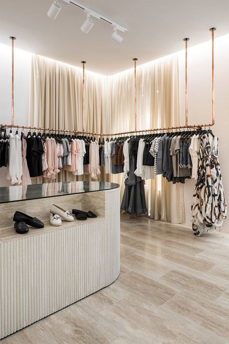 Store Dressing Room Ideas, Clothing Studio Interior, Industrial Boutique Design, Fashion House Interior, Aesthetic Stores Interior, Store Decoration Ideas, Boutique Interior Ideas, Clothing Boutique Interior Design, Interior Store Design