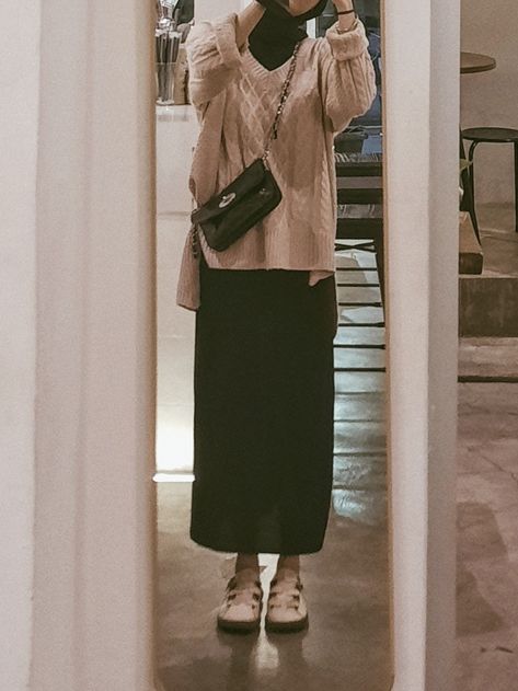 #skirt #sweater #rajut #innerpashmina #sligbag #docmart #rok #span #cafe #coffeeshop #mirror #outfit #ootd #hitam #black #outfitcheck Ootd Rok Skirt, Span Skirt Outfit, Outfit Rok Hitam, Ootd Sweater Rajut Hijab, Black Skirt Hijab Outfit, Black Skirt Outfit Hijab, Sweater Rajut Outfits Hijab, Mix And Match Outfits Hijab Casual, Cream Outfit Hijab