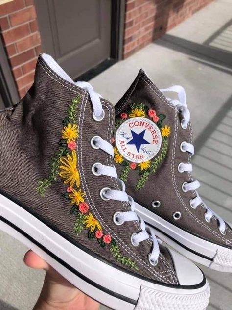 Boty Converse, Embroidered Converse, Cute Converse, Estilo Hippy, Dr Shoes, Embroidery Shoes, Pola Sulam, Embroidered Shoes, 자수 디자인