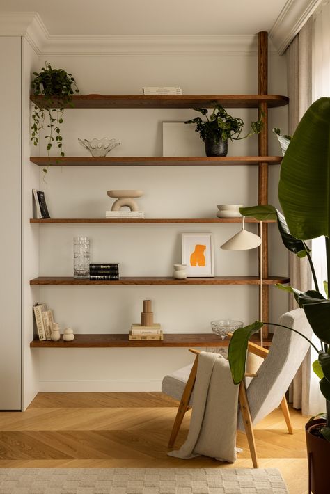 Living Room Shelving Ideas The Wall, Shelves In Dining Room, Shelves Aesthetic, Narrow Living Room, Natural Living Room, Living Room Shelves, Decor Trends, Wooden Shelves, Apartment Design