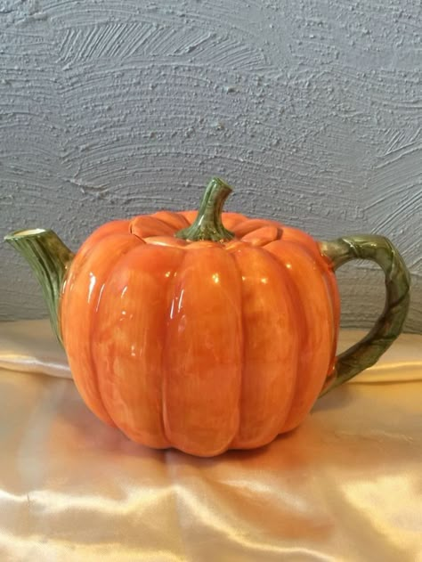 Halloween Teapots, Halloween Teapot, Pumpkin Teapot, Autumn House, Holiday Tea, Pumpkin Tea, Teapots Unique, Pretty Mugs, Pottery Classes