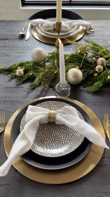 Phuong on Instagram: "✨Comment SHOP for the link to these products! Here are 2 easy ways to style your napkins for any table setting! They both add an elevated touch! Which one is your favorite? ✨Ways to Shop✨ 1- Comment SHOP for links to be sent directly to your inbox 2- Click the link in my Bio and click on SHOP MY INSTAGRAM 3- Click the link in my bio and head to my LTK Shop 4- Direct Link ➡️ https://liketk.it/4okud #christmastable #christmasdecor #christmastime #christmasparty #holidaytablescape #holidaydecor #tablesetting #tablescapes" Decorating With Charger Plates, Table Setting With Charger Plates, Gold Charger Plates Table Setting, Charger Plates Table Setting, Plate Chargers Ideas, Chargers Plates Table Setting, Plates Table Setting, Gold Charger Plates, Dinner Table Settings