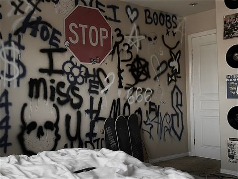 Grafitti Wall Bedroom Aesthetic, Croquis, Y2k Grunge Painting Ideas, Graffiti Bedroom Ideas Grunge, Graffiti Door Ideas, Grafitti In Bedroom, Wall Painting Ideas Grunge, Room With Graffiti, Graffiti Wall Room Aesthetic