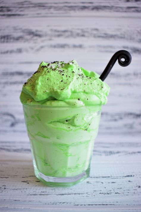 St. Patrick's Day Peppermint Whipped Cream Peppermint Whipped Cream, Dreamy Desserts, Green Desserts, Mint Cake, Irish Cuisine, Recipes With Whipping Cream, Easy To Make Desserts, Green Food, Homemade Whipped Cream