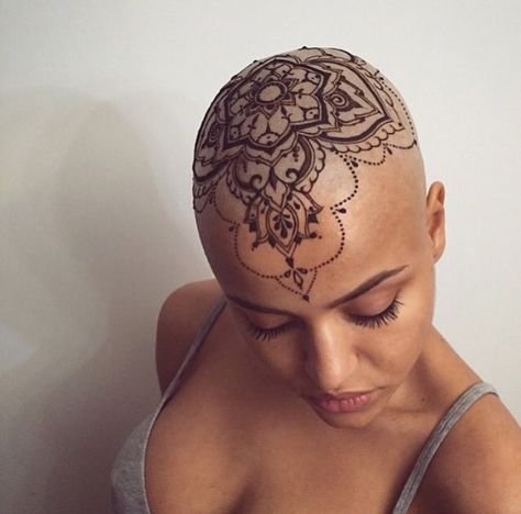 Henna Head Design Henna Motive, Bald Head Tattoo, Tattoo Crane, Creative Selfie, Scalp Tattoo, Henne Tattoo, Heather Moss, Tato Henna, Henna Tattoo Designs Hand