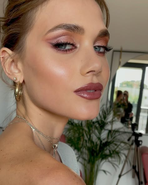 Bridesmaid Makeup Pink, Pink Dress Makeup, Brides 2023, Shiny Makeup, Bridal Makeup Tips, Wedding Guest Makeup, Wedding Hairstyles And Makeup, Glam Wedding Makeup, Rose Makeup