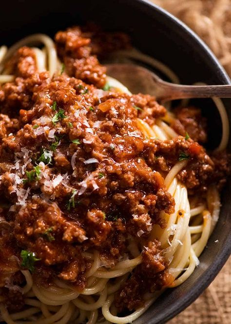 Close up of Spaghetti Bolgonese in a rustic black bowl, ready to be eaten Bolanese Recipe, Spagetti Bolognese Aesthetic, Bolognaise Recipe, Spaghetti Bolognese Recipe, Spaghetti Bolognaise, Sauce Spaghetti, Meat Sauce Recipes, Bolognese Recipe, Recipetin Eats