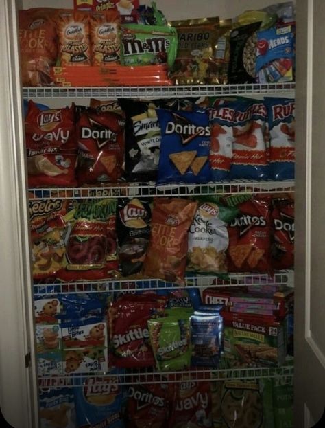 Organisation, Essen, Sleepover Snacks, Snack Station, Food And Snacks, Snack Organizer, Snack Shack, Sleepover Food, Junk Food Snacks