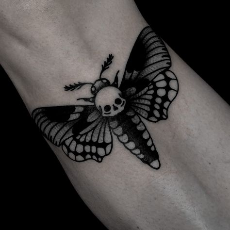 Deaths head hawk moth tattoo by satanischepferde #erfurt #moth #mothtattoo #traditional #insect #knee #dark #darkart #skull #small #blackwork #blackandgrey #boldlines | By satanischepferde | Done at Bodylanguage Tattoostudio | Oct 2nd 2020 | 1454027 Black And White Moth Tattoo, White Moth Tattoo, Black Moth Tattoo, Black And White Moth, Traditional Moth, Traditional Moth Tattoo, Gotik Tattoo, White Moth, Tato Tradisional