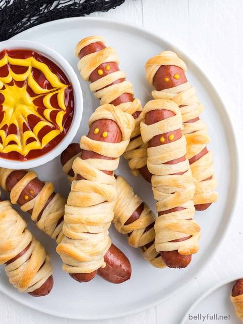 halloween appetizers Mummy Hot Dogs Mummy Hot Dogs Recipe, Halloween Mummy Hot Dogs, Mummy Hot Dogs, Halloween Appetizer, Halloween Appetizers Easy, Mummy Dogs, Biscuits Graham, Fun Halloween Treats, Halloween Appetizers