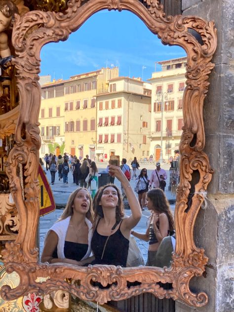 Florence With Friends, Firenze Italy Aesthetic, Firenze Photo Ideas, Travel Aesthetic Friends, Friends Travel Aesthetic, Italy With Friends, Study Abroad Florence, Europe Friends, Italy Florence