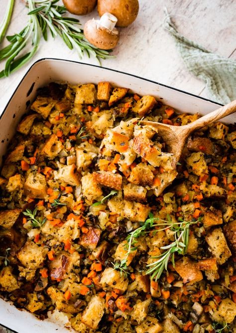 Best Vegetarian Stuffing Casserole Recipe - CucinaByElena Vegetarian Stuffing Recipe, Oyster Dressing Recipes, Parsley Chicken, Easy Turkey Recipes Thanksgiving, Easy Thanksgiving Turkey, Thanksgiving Turkey Recipe, Turkey Cooking Times, Vegetarian Stuffing, Christmas Vegan