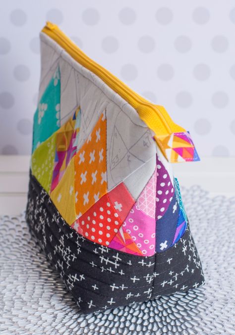 Best Quilting Projects for DIY Gifts - Rainbow Rays Quilt Block - Things You Can Quilt and Sew for Friends, Family and Christmas Gift Ideas - Easy and Quick Quilting Patterns for Presents To Give At Holidays, Birthdays and Baby Gifts. Step by Step Tutorials and Instructions http://diyjoy.com/quilting-projects-diy-gifts Quilt Block Patterns Free, Paper Pieced Quilt, Quilted Gifts, Quilt Block Pattern, Small Sewing Projects, Paper Piecing Quilts, Paper Piecing Patterns, Foundation Paper Piecing, Patchwork Bags