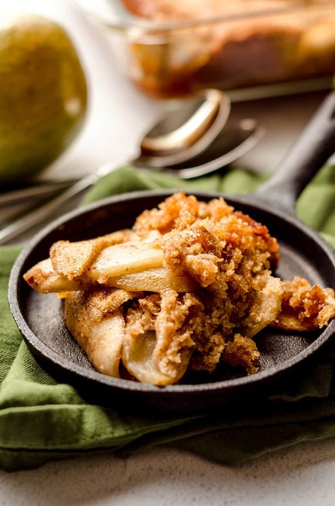 Easy Pear Cobbler Recipe Fall Cobbler, Easy Pear Cobbler, Pear Cobbler Recipe, Pear Desserts, Pear Cobbler, Desserts Fall, Pear Dessert Recipes, Cobbler Recipes Easy, Cinnamon Biscuits