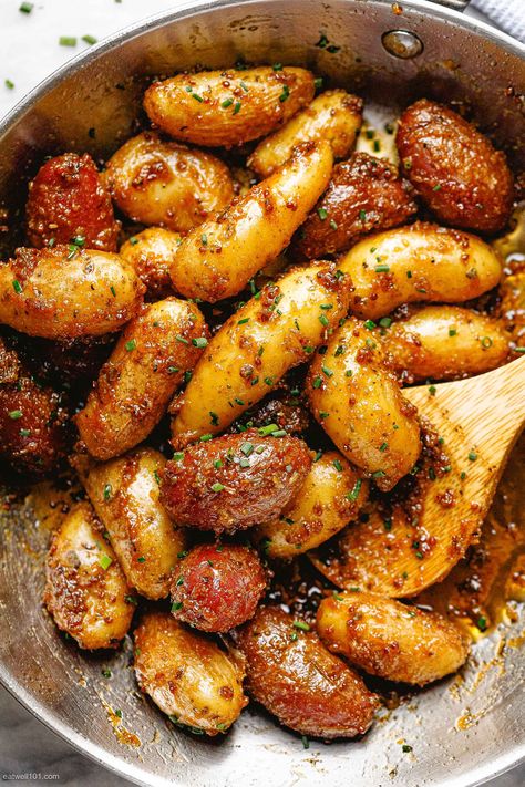 Autumn Potato Recipes, Dijon Mustard Potatoes, Honey Mustard Vegetables, Honey Dijon Potatoes, Honey Baked Potatoes, Greasy Dinner Ideas, Weekday Side Dishes, Honey Garlic Roasted Potatoes, Honey Mustard Dinner Recipe