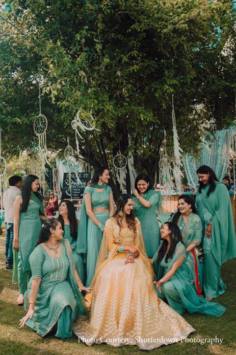 Aqua Bridesmaid Dresses, Bridesmaid Poses, Bridesmaid Photoshoot, Indian Bridesmaids, Delhi Wedding, Bride Sister, Indian Wedding Planning, Bridal Poses, Bridesmaids Photos