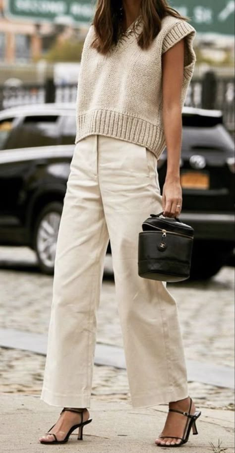 Mode Monochrome, Look Hippie Chic, Skirt Styling, Cream Outfits, Looks Jeans, Fall Trend, Work Fits, Elegante Casual, Looks Chic