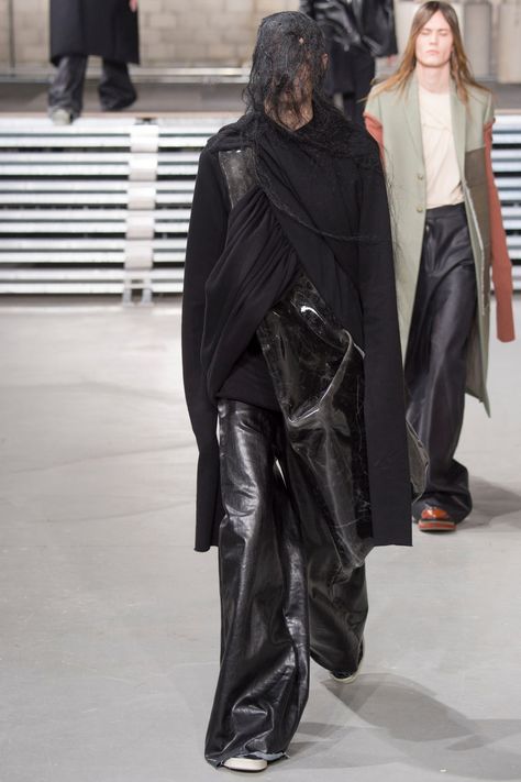 Rick Owens Fall 2017 Menswear Fashion Show | Vogue Rick Owens 2002, Rick Owens Archive Fashion, Rick Owens Archive, Archive Fashion Outfit, Archive Runway, Rick Owens Runway, Rick Owens Outfit, Rick Owens Fashion, Rick Owens Menswear