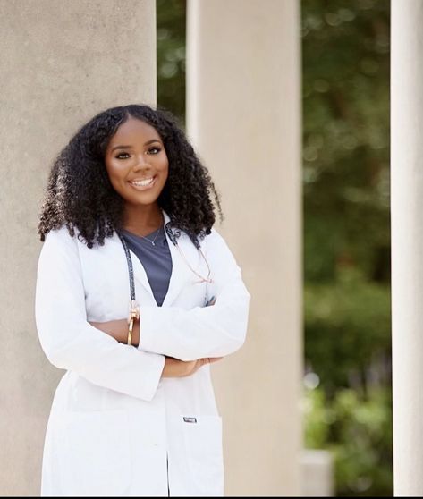 Black Women Doctorate, Black Dentist Women, Pharmacy White Coat Ceremony, White Coat Photoshoot Doctor, White Coat Pictures Medical, Medical School Photoshoot, Black Doctors Women, Pharmacist Photoshoot, Medical Doctor Graduation Pictures