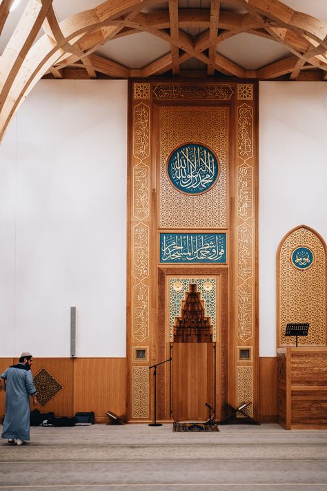 Cambridge Central Mosque, Mill Road, Cambridge, UK 🇬🇧 Mosque Interior, Mosque Design Islamic Architecture, White Background Hd, Central Mosque, Islamic Events, Quran Wallpaper, Mosque Design, Mosque Art, Ramadan Lantern