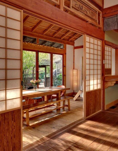 Japanese sun room Minka Style House, Japanese Style Cabin, Japanese Craftsman House, Minka House Japanese Style, Japanese Sunroom, Rural Japanese House, Japanese Wood House, Asian Home Decor Japanese Style, Japanese Terrace