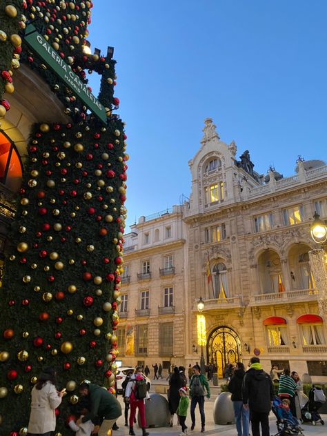 Christmas In Madrid Spain, Madrid Christmas Aesthetic, Winter In Spain Aesthetic, Madrid In Christmas, Madrid In Winter, Madrid Christmas, Madrid Spain Aesthetic, Spain Christmas, Christmas In Spain