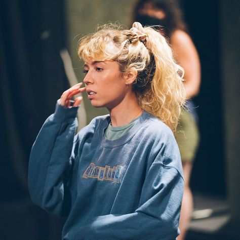 Jennette McCurdy on Instagram: “from rehearsal for my one woman show. ticket link in bio. (first two shows sold out but tix still available for the others) 📸: @kimskey” Jeannette Mccurdy, One Woman Show, Kate Mulgrew, La Girls, I Fall To Pieces, Emperors New Clothes, Sam & Cat, Sam And Cat, Jennette Mccurdy