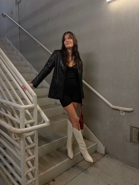 White Boots Night Outfit, Cowgirl Black Dress Outfit, White Boots Black Outfit, Dresses With Cowboy Boots Fall, Western Boots Dress Outfit, Style White Cowgirl Boots, Black Outfit White Boots, Blazer With Cowboy Boots, Cowboy Boots Outfit Night Out