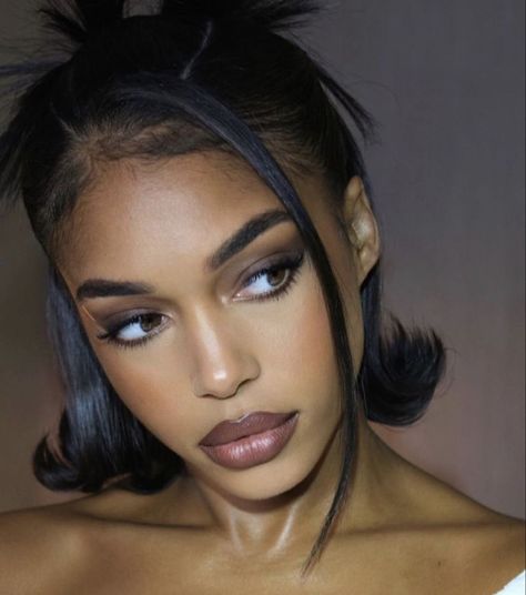 Lori Harvey Lori Harvey Natural Hair, 90s Black Woman Hairstyle, Cold Tone Makeup, Lori Harvey Fashion, Cool Tones Makeup, Professional Hairstyles For Black Women, Lori Harvey Hair, Makeup For Black Skin, Lori Harvey