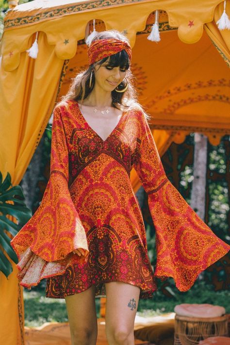 70s retro perfection with this paisley dress from Nine Lives Bazaar! Disco Outfits, 70s Fashion Hippie, 70s Fashion Dresses, Moda Hippie, Mode Hippie, 70s Inspired Fashion, 70s Outfits, Gaun Fashion, Estilo Hippie